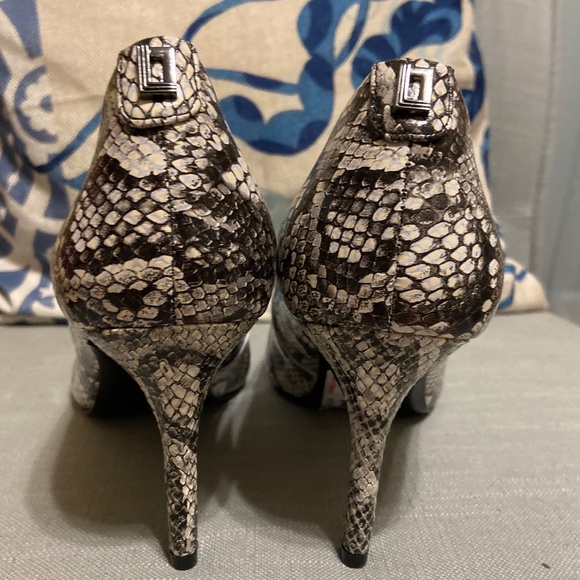 KARL LAGERFELD PARIS Royale Snakeskin Embossed Leather Pumps Size 8 - Picture 5 of 5